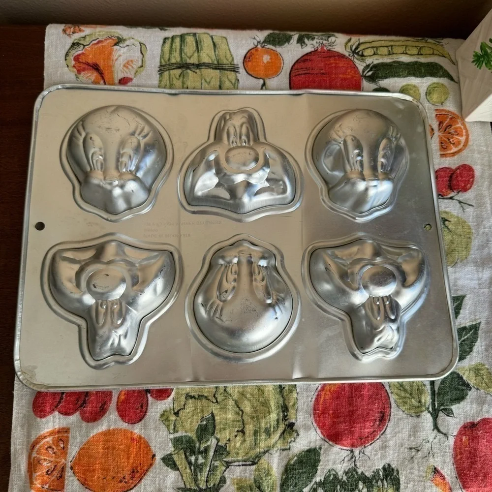 Vintage 90s Looney Tunes and Pooh cake molds set